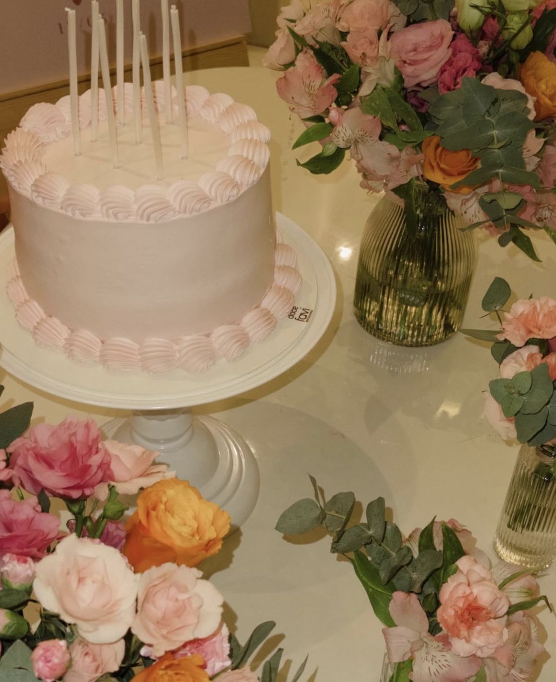 Bolo de aniversário com velas e flores