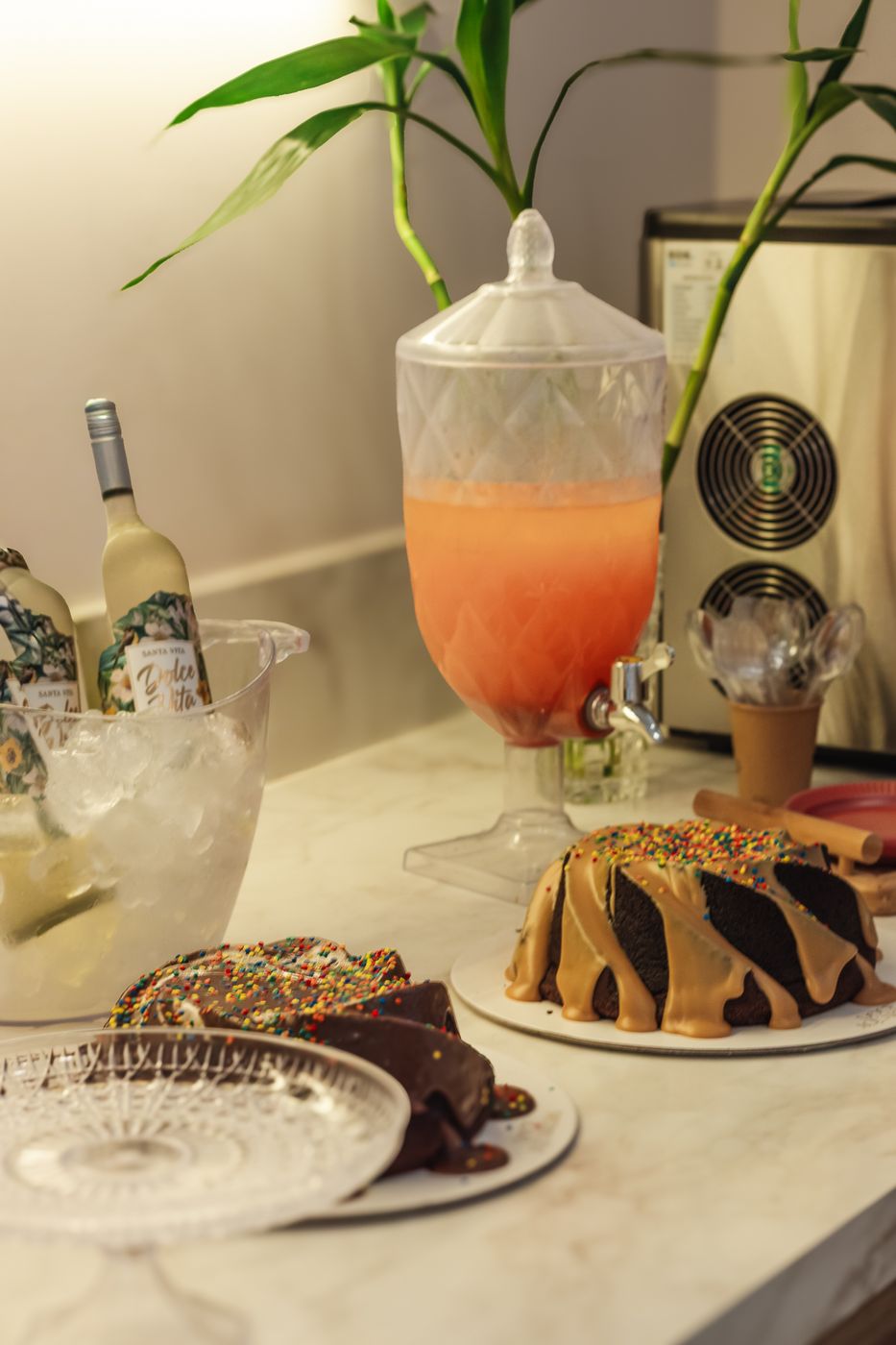 Bolos e drinks na mesa de um encontro