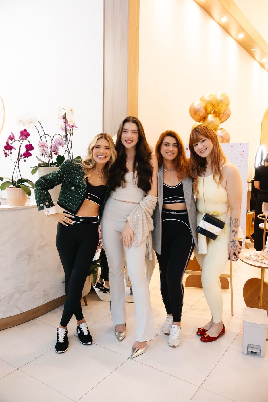 Quatro amigas reunidas num encontro do clube